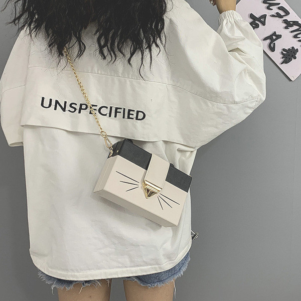 Modern női táska fém lánccal és fém csattal