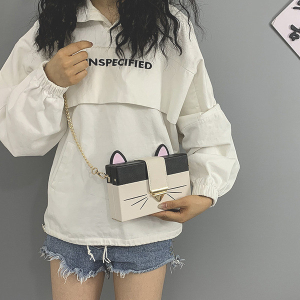 Modern női táska fém lánccal és fém csattal