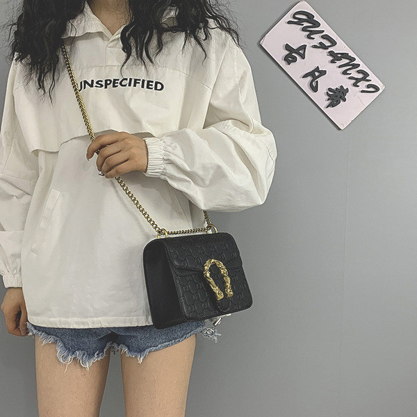 Σύγχρονη γυναικεία τσάντα με μακριά αλυσίδα και μεταλλικό στοιχείο