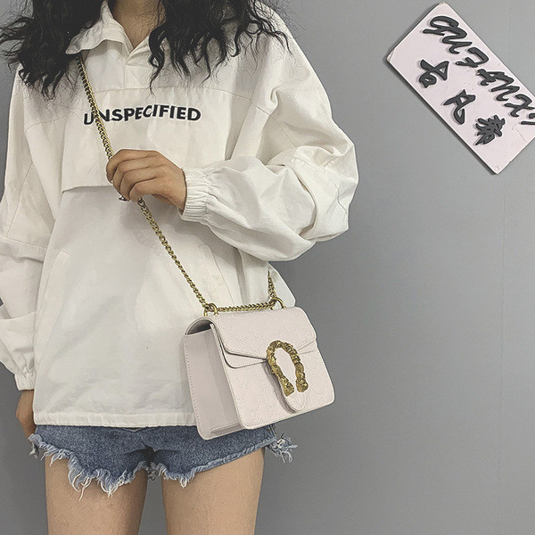 Σύγχρονη γυναικεία τσάντα με μακριά αλυσίδα και μεταλλικό στοιχείο