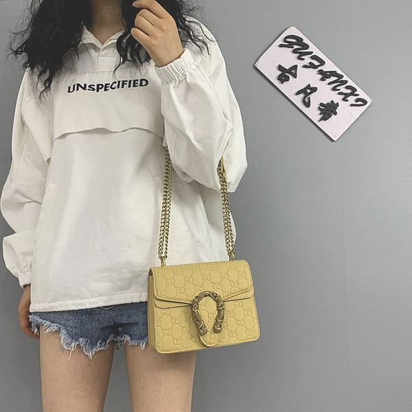 Σύγχρονη γυναικεία τσάντα με μακριά αλυσίδα και μεταλλικό στοιχείο