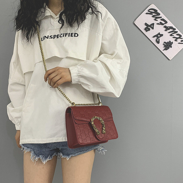 Σύγχρονη γυναικεία τσάντα με μακριά αλυσίδα και μεταλλικό στοιχείο