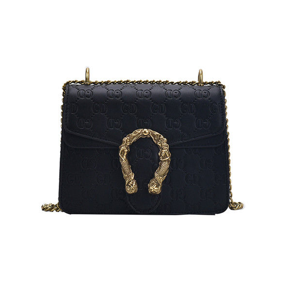 Σύγχρονη γυναικεία τσάντα με μακριά αλυσίδα και μεταλλικό στοιχείο