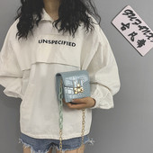 Μικρή γυναικεία τσάντα με μακριά αλυσίδα και μεταλλικό κούμπωμα