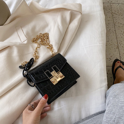 Μικρή γυναικεία τσάντα με μακριά αλυσίδα και μεταλλικό κούμπωμα