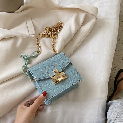 Μικρή γυναικεία τσάντα με μακριά αλυσίδα και μεταλλικό κούμπωμα