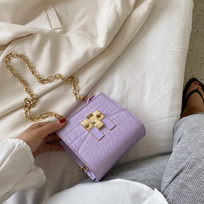 Μικρή γυναικεία τσάντα με μακριά αλυσίδα και μεταλλικό κούμπωμα