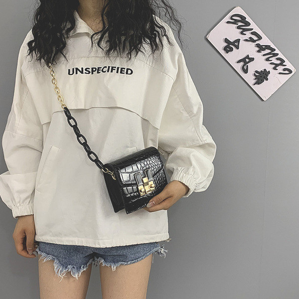 Μικρή γυναικεία τσάντα με μακριά αλυσίδα και μεταλλικό κούμπωμα