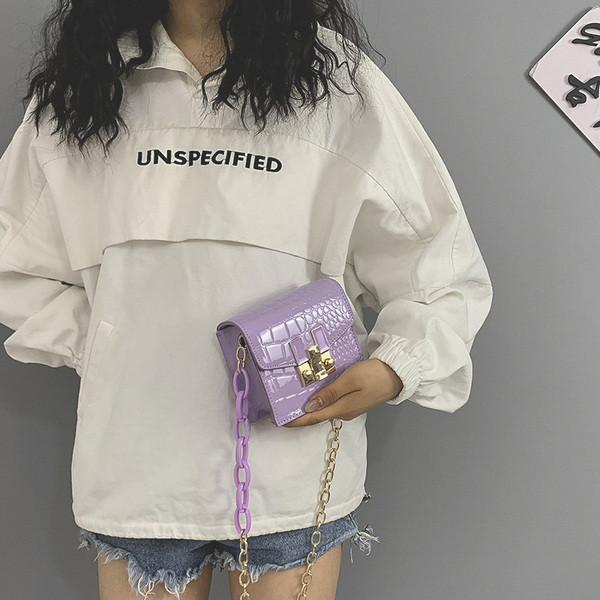 Μικρή γυναικεία τσάντα με μακριά αλυσίδα και μεταλλικό κούμπωμα