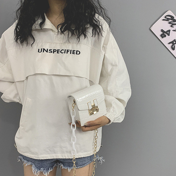 Μικρή γυναικεία τσάντα με μακριά αλυσίδα και μεταλλικό κούμπωμα