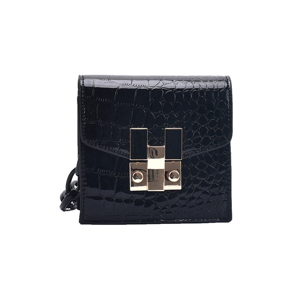 Μικρή γυναικεία τσάντα με μακριά αλυσίδα και μεταλλικό κούμπωμα