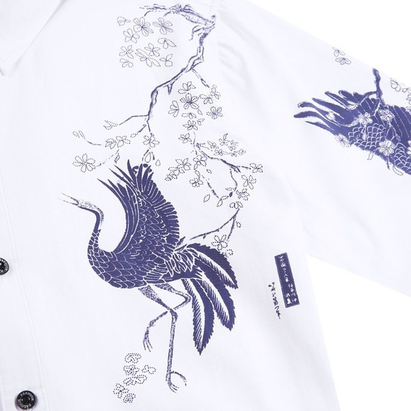 Modern férfi ing klasszikus gallérral és madár rátéttel