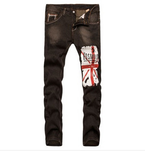 Modern férfi hosszú farmernadrág rátéttel, szakadt motívummal