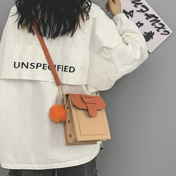 Moderni moteriška odinė rankinė su ilga rankena ir pūkeliu