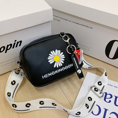 Női mindennapi táska hosszú füllel textilből és hímzéssel