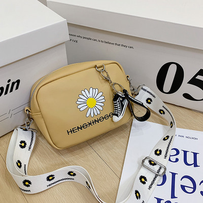 Női mindennapi táska hosszú füllel textilből és hímzéssel