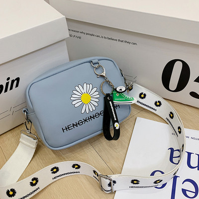 Női mindennapi táska hosszú füllel textilből és hímzéssel