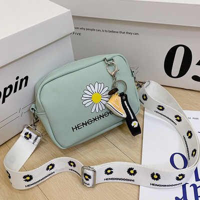 Női mindennapi táska hosszú füllel textilből és hímzéssel