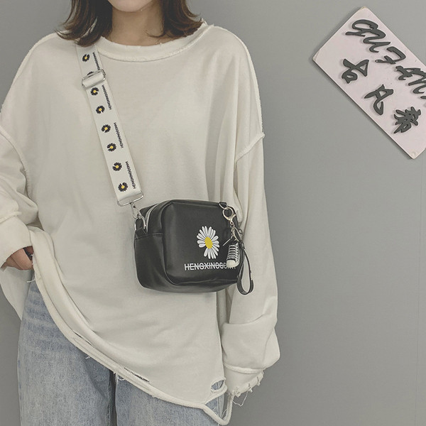 Női mindennapi táska hosszú füllel textilből és hímzéssel