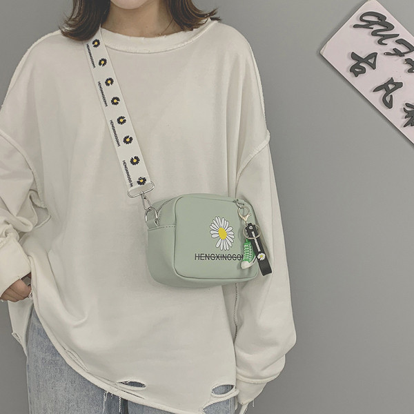 Női mindennapi táska hosszú füllel textilből és hímzéssel