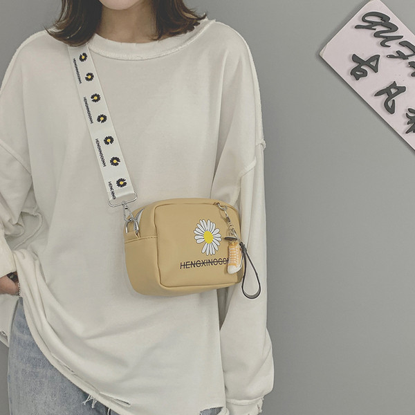 Női mindennapi táska hosszú füllel textilből és hímzéssel