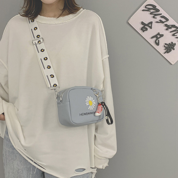 Női mindennapi táska hosszú füllel textilből és hímzéssel