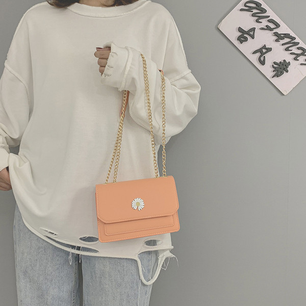 Κομψή γυναικεία τσάντα με δύο μεταλλικές αλυσίδες και κεντήματα