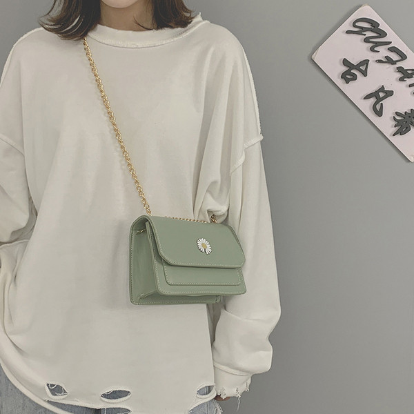 Κομψή γυναικεία τσάντα με δύο μεταλλικές αλυσίδες και κεντήματα