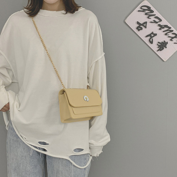 Κομψή γυναικεία τσάντα με δύο μεταλλικές αλυσίδες και κεντήματα