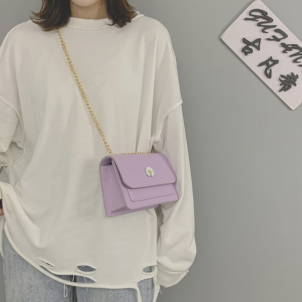 Κομψή γυναικεία τσάντα με δύο μεταλλικές αλυσίδες και κεντήματα