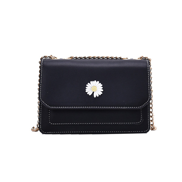 Κομψή γυναικεία τσάντα με δύο μεταλλικές αλυσίδες και κεντήματα