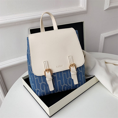 Női öko-bőr hátizsák csattal és két fogantyúval