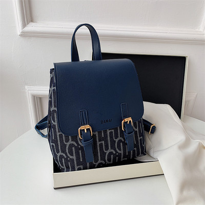 Női öko-bőr hátizsák csattal és két fogantyúval