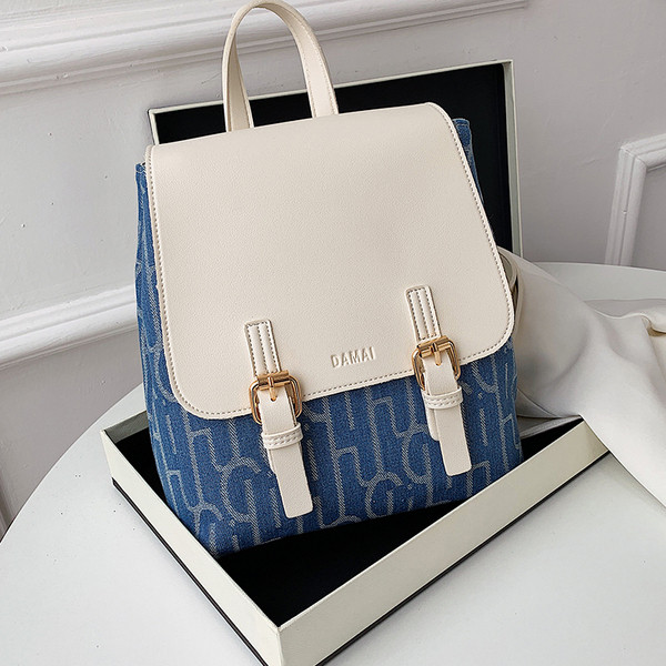 Női öko-bőr hátizsák csattal és két fogantyúval