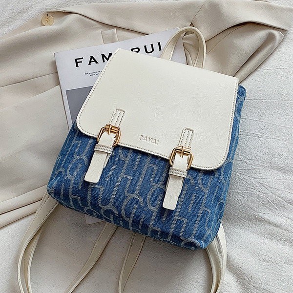 Női öko-bőr hátizsák csattal és két fogantyúval