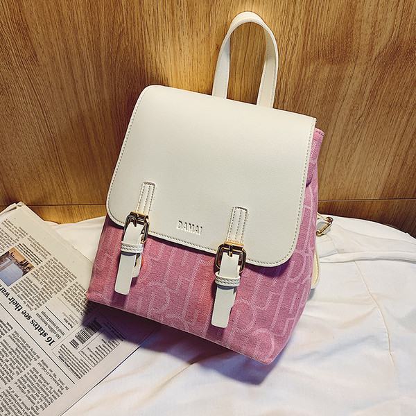 Női öko-bőr hátizsák csattal és két fogantyúval