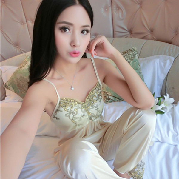 Női pizsama csipkével - három részből áll