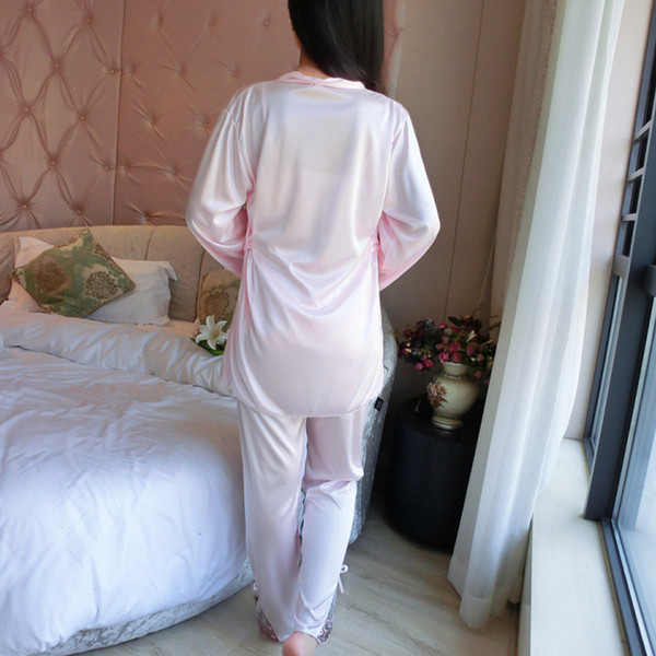 Női pizsama csipkével - három részből áll