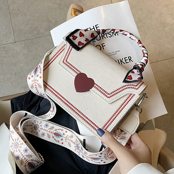 Moderna sieviešu soma ar lenti un īsu metāla rokturi