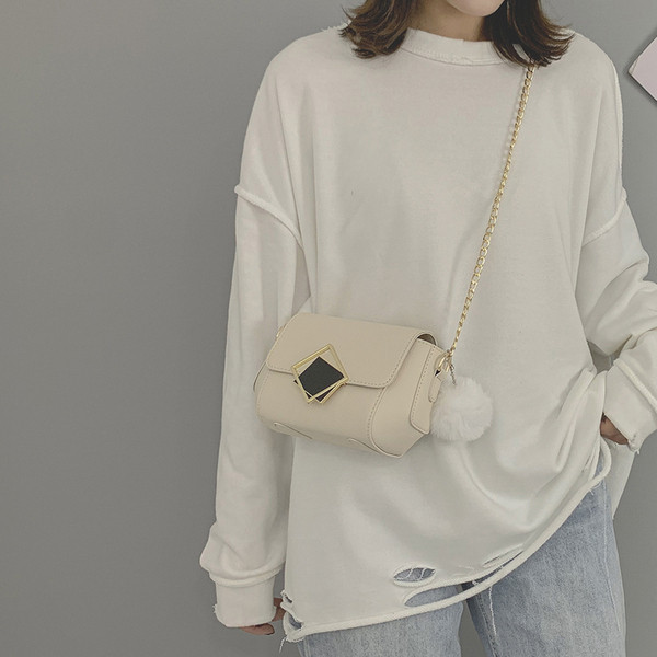 Sieviešu soma ar mākslīgās ādas dūnām un garu ķēdīti