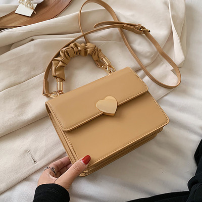 Moderna sieviešu soma no eko ādas ar metāla sirsniņu