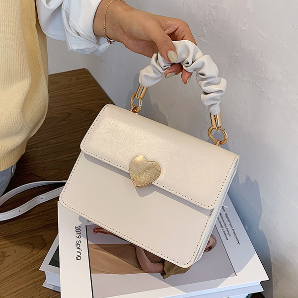 Moderna sieviešu soma no eko ādas ar metāla sirsniņu