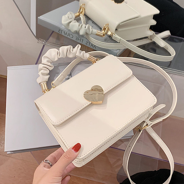 Moderna sieviešu soma no eko ādas ar metāla sirsniņu