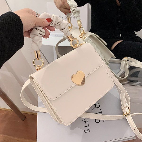 Moderna sieviešu soma no eko ādas ar metāla sirsniņu