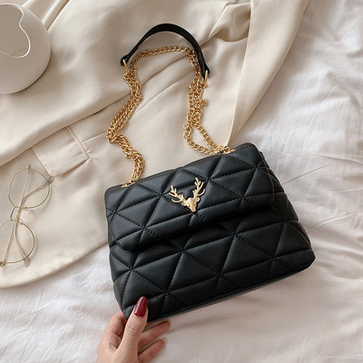 Sieviešu soma ar metāla apdari un garu rokturi