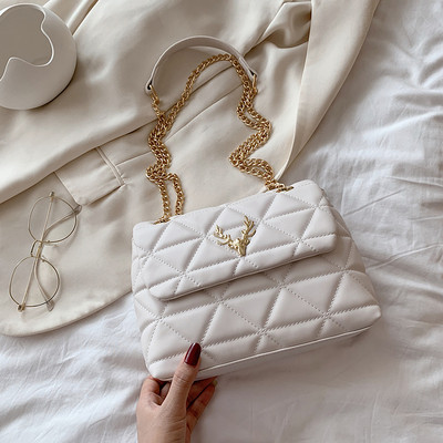 Sieviešu soma ar metāla apdari un garu rokturi