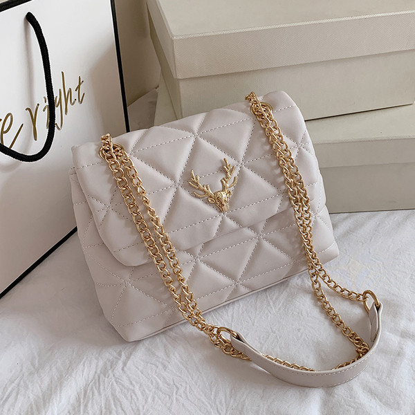 Sieviešu soma ar metāla apdari un garu rokturi