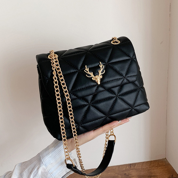 Sieviešu soma ar metāla apdari un garu rokturi