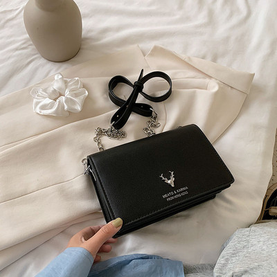 Sieviešu soma kvadrāta formā un ar garu rokturi