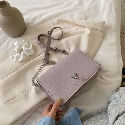 Sieviešu soma kvadrāta formā un ar garu rokturi